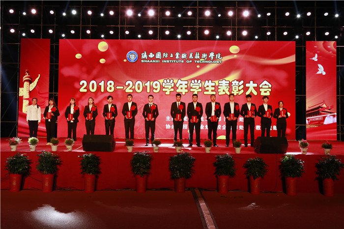 1569485393751765.jpg 易楠老师.jpg