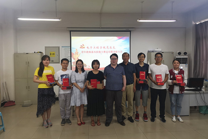 1560134061885594.jpg 全卫强副院长与获奖教师合影_副本.jpg